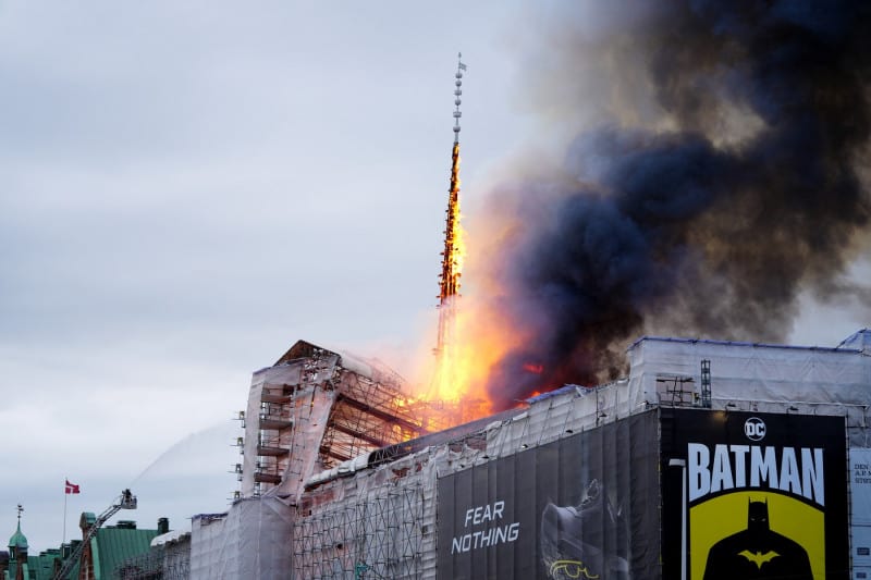 incendiu uriaș în centrul capitalei danemarcei. arde o clădire emblematică din copenhaga (video)