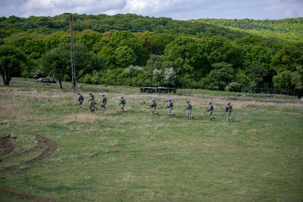 aproape 300 de studenți ai academiei forțelor terestre au recreat o situație de război în poligonul din perii dăii. în premieră, au fost utilizate drone militare (foto video)