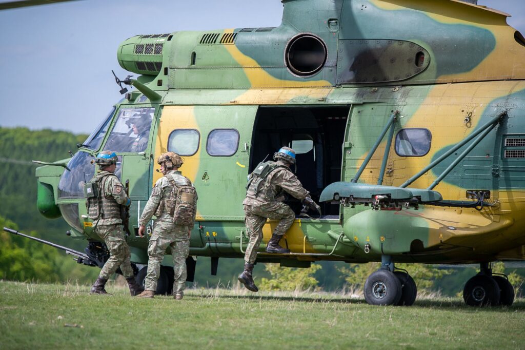 aproape 300 de studenți ai academiei forțelor terestre au recreat o situație de război în poligonul din perii dăii. în premieră, au fost utilizate drone militare (foto video)