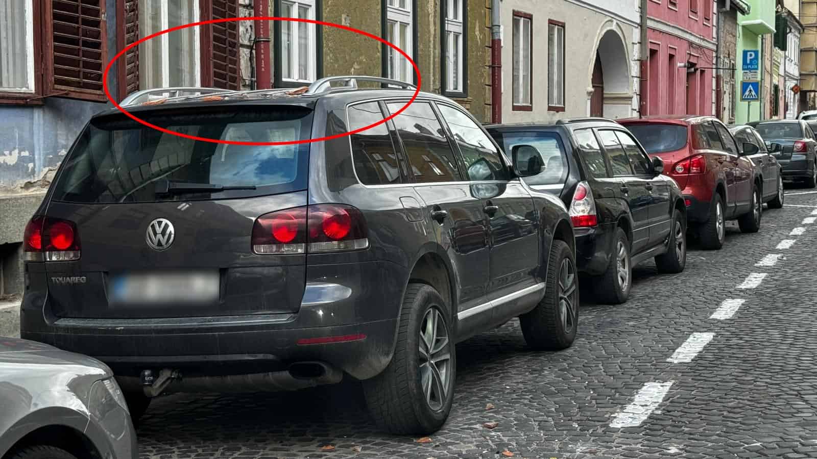 vântul suflă cu putere în sibiu. mai multe mașini avariate în centru (foto)