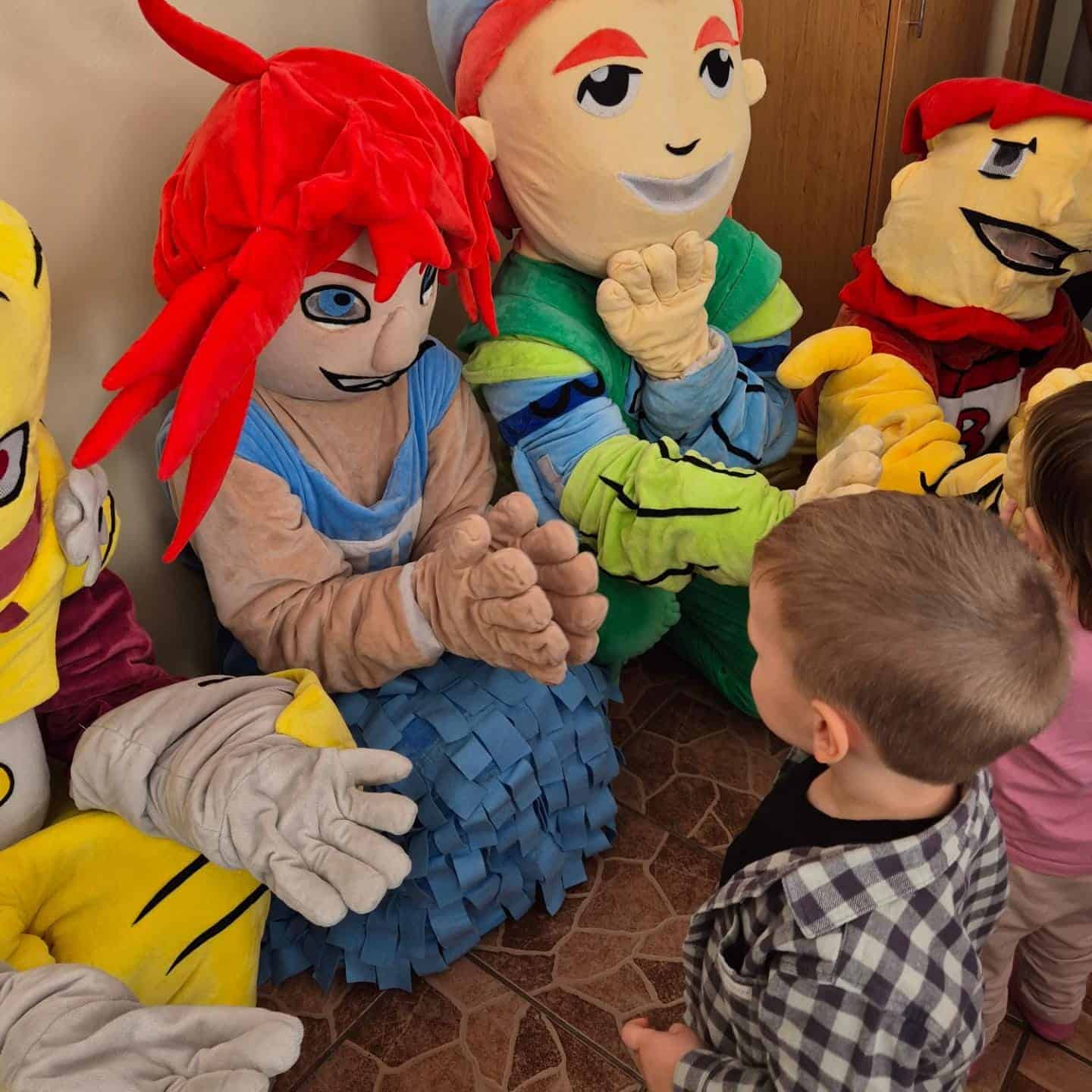 Mascotele Adi Eco au ajuns la 6000 de copii în anul școlar 2023-2024. Miticlă, BioRel, Tanti Rezi, Mărie-Hârtie și PetRică s-au întâlnit cu copiii și de 1 iunie mascotele adi eco au ajuns la 6000 de copii în anul școlar 2023-2024. miticlă, biorel, tanti rezi, mărie-hârtie și petrică s-au întâlnit cu copiii și de 1 iunie