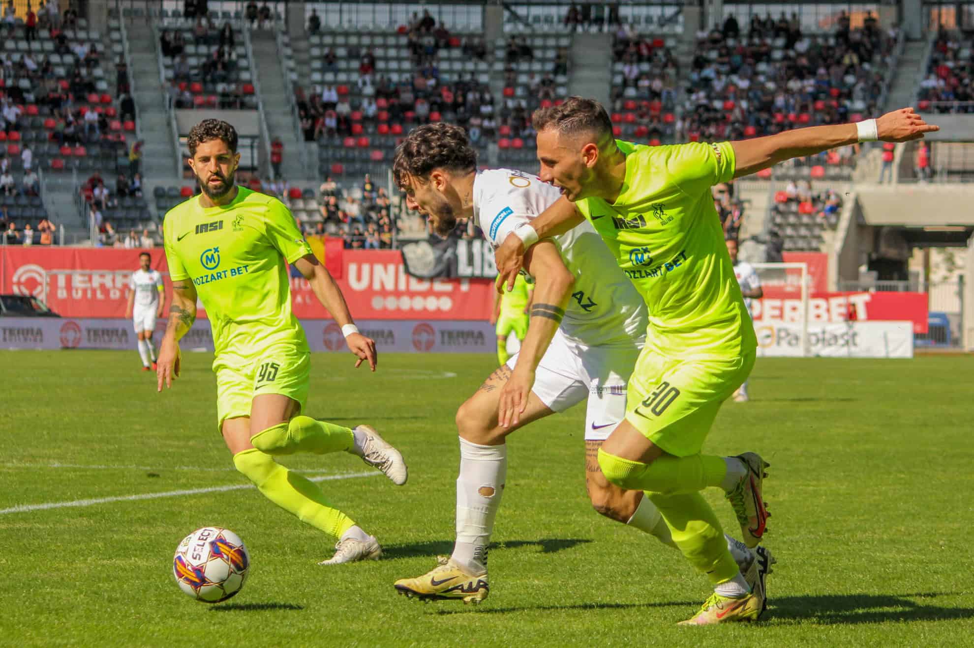 Căpitanul lui FC Hermannstadt, supărat că pierde bonusurile pentru locurile 7-8. Ionuț Stoica: ”Nu sunt milionar, ca să nu mă gândesc la bani” căpitanul lui fc hermannstadt, supărat că pierde bonusurile pentru locurile 7-8. ionuț stoica: ”nu sunt milionar, ca să nu mă gândesc la bani”