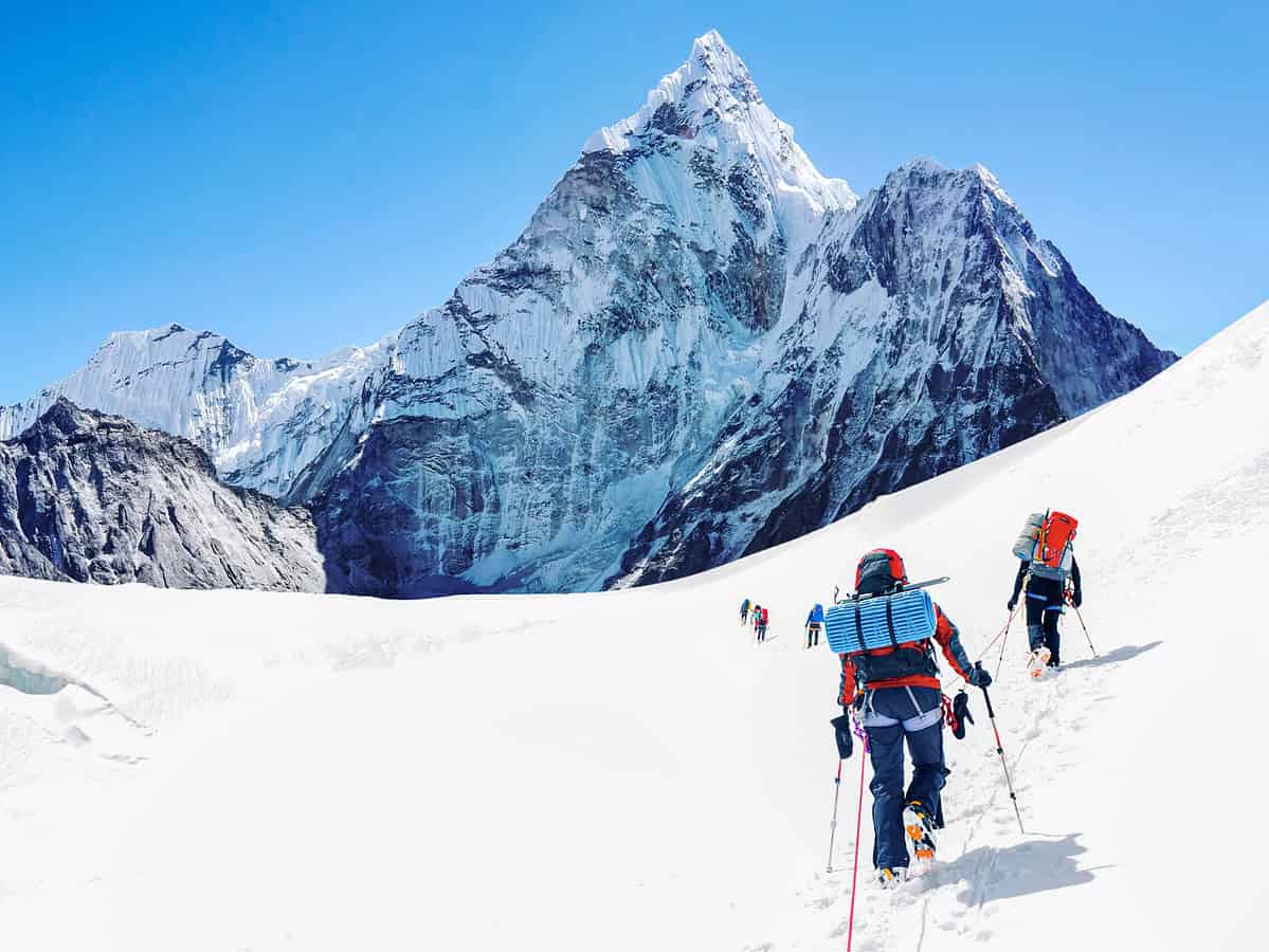două recorduri mondiale au fost stabilite duminică pe muntele everest, cel mai înalt vârf din lume