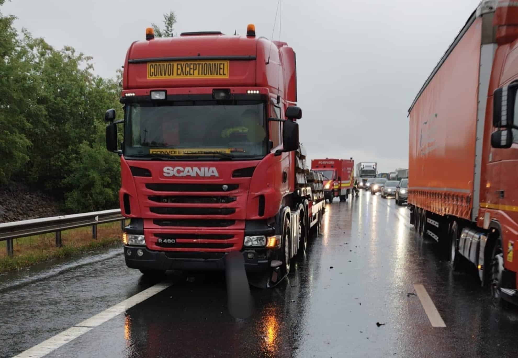 accident cu o mașină și un tir pe autostradă la cristian (foto)