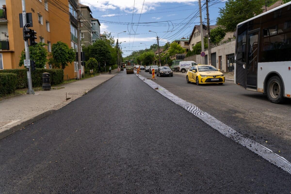 au început lucrările de asfaltare pe strada baznei din mediaș (foto video)