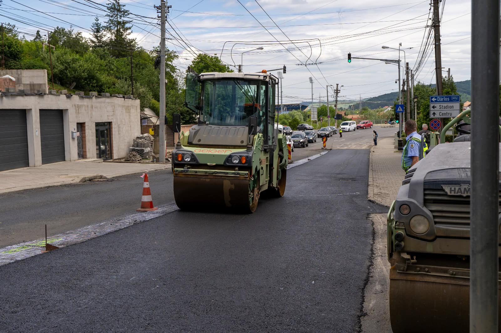 au început lucrările de asfaltare pe strada baznei din mediaș (foto video)