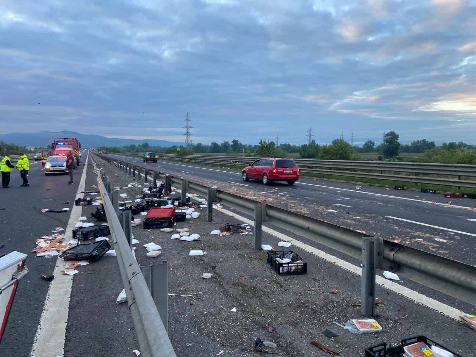 baxuri cu carne împrăștiate pe autostrada a1 între sibiu și deva în urma unui accident (foto)