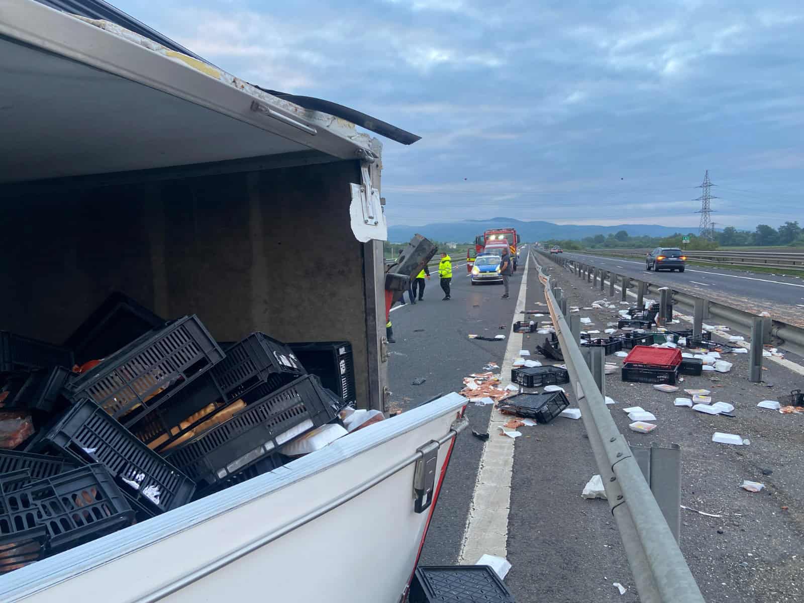 baxuri cu carne împrăștiate pe autostrada a1 între sibiu și deva în urma unui accident (foto)