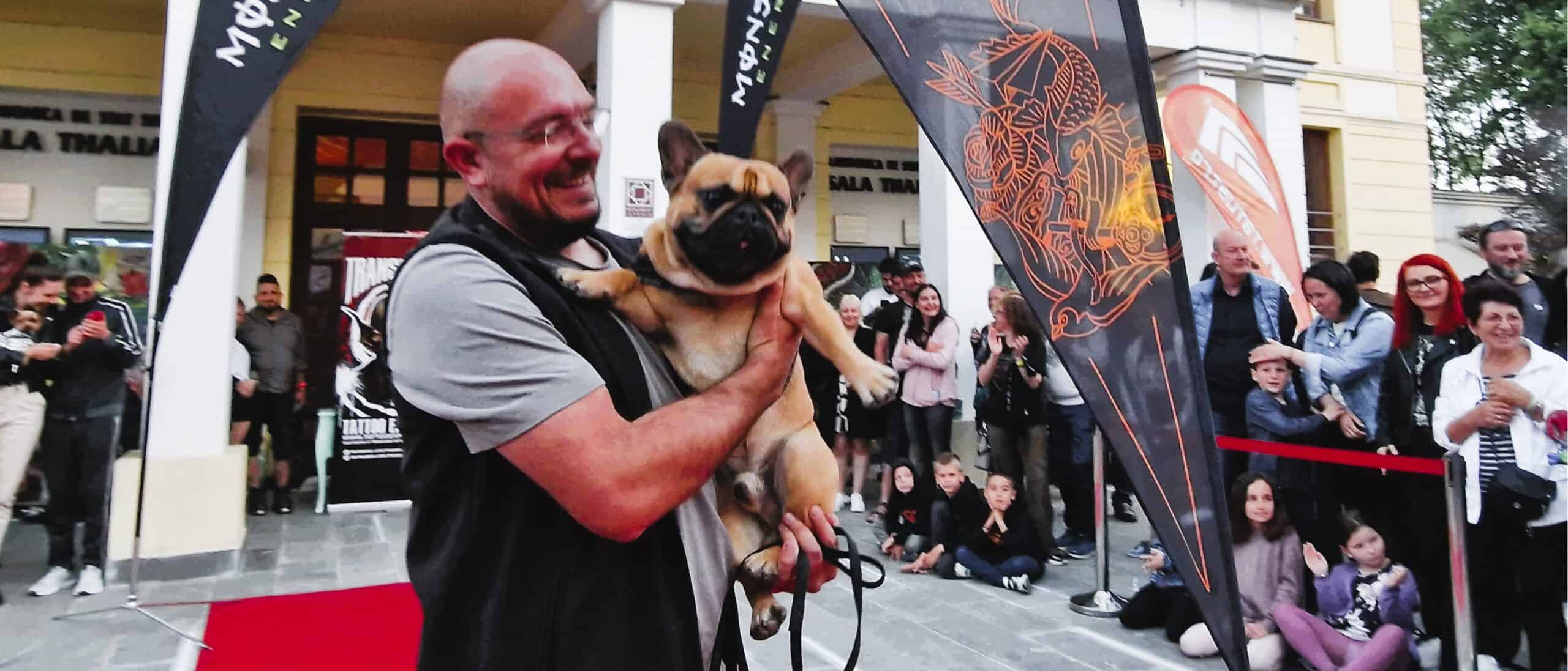 Țuchi, un căţel abandonat în judeţul Sibiu, a ajuns vedetă în reclame din SUA și a câștigat o paradă cu 200 de câini la Transilvania Tattoo Expo (foto) țuchi, un căţel abandonat în judeţul sibiu, a ajuns vedetă în reclame din sua și a câștigat o paradă cu 200 de câini la transilvania tattoo expo (foto)
