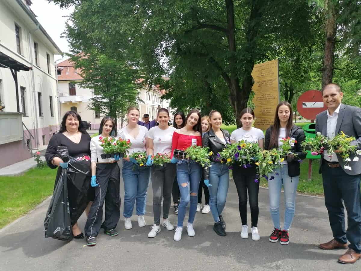voluntarii asociației „totul pentru comunitate” au plantat flori în curtea spitalului de pneumoftiziologie sibiu (foto)