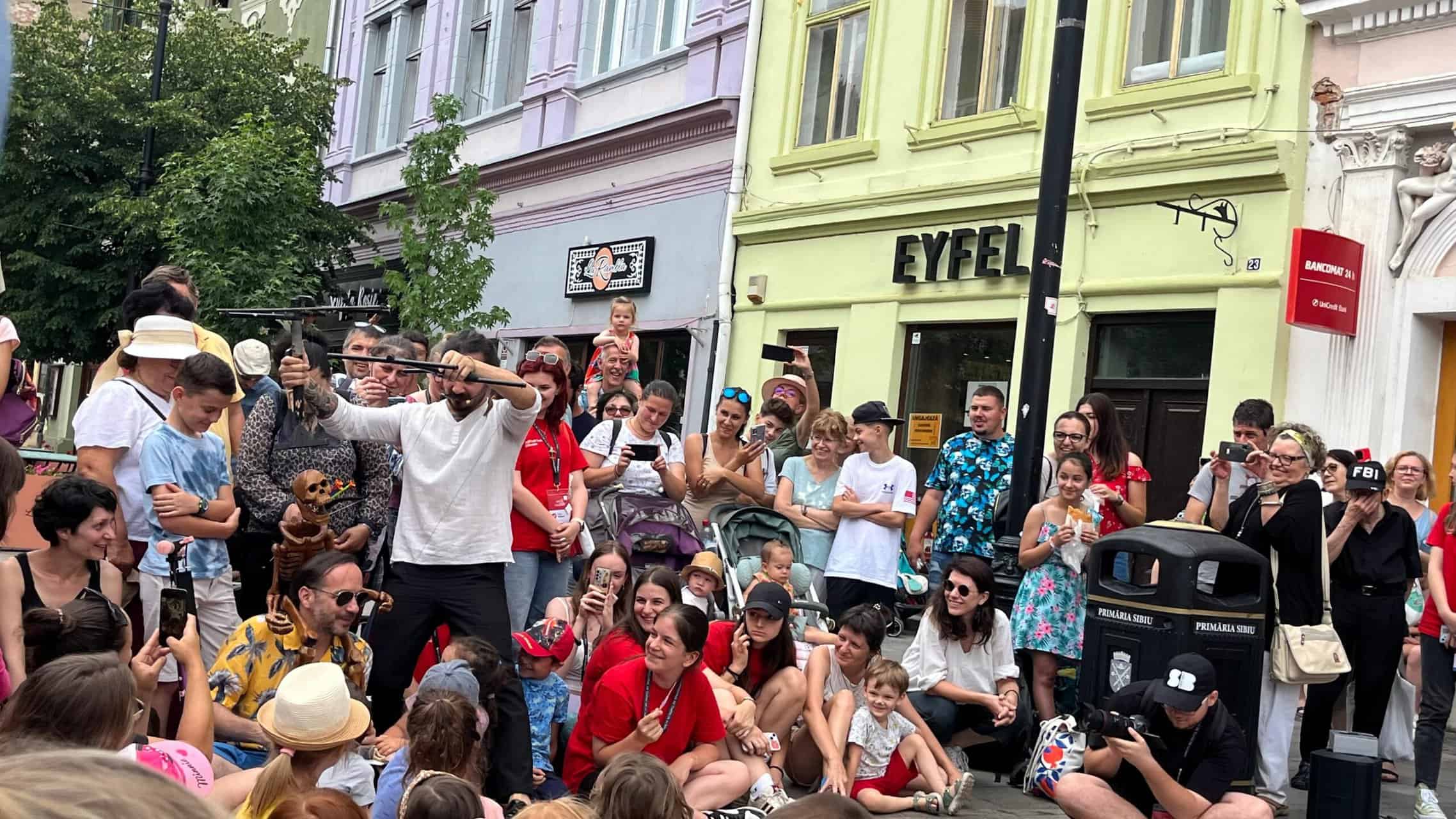 Show cu marionete și giganți pe picioroange pe Bălcescu, la FITS: „Vin cu copiii de dimineața până seara” (foto video) show cu marionete și giganți pe picioroange pe bălcescu, la fits: „vin cu copiii de dimineața până seara” (foto video)