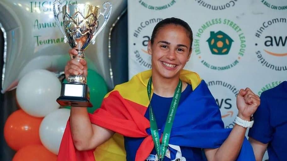 sibianca nicoleta adam scoate la licitație tricoul pentru a contribui la deplasarea naționalei de fotbal de stradă la campionatul mondial
