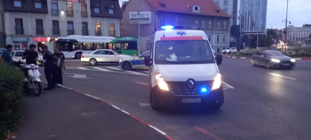 bărbat rănit după ce a căzut cu mopedul în giratoriul de la intersecția dumbrăvii cu milea