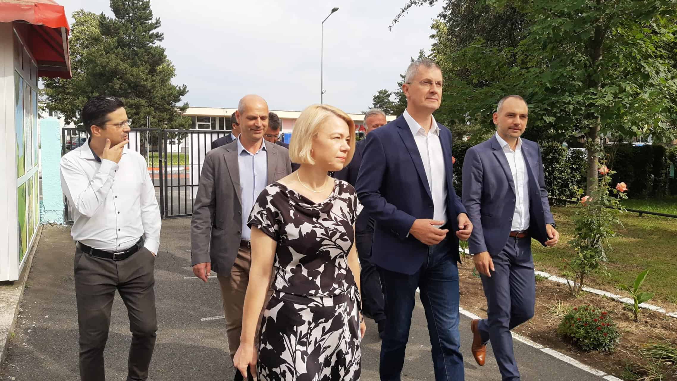 Alegeri europarlamentare Sibiu 2024: Dan Barna a venit la Sibiu ca să voteze alături de colegii din USR (video) alegeri europarlamentare sibiu 2024: dan barna a venit la sibiu ca să voteze alături de colegii din usr (video)
