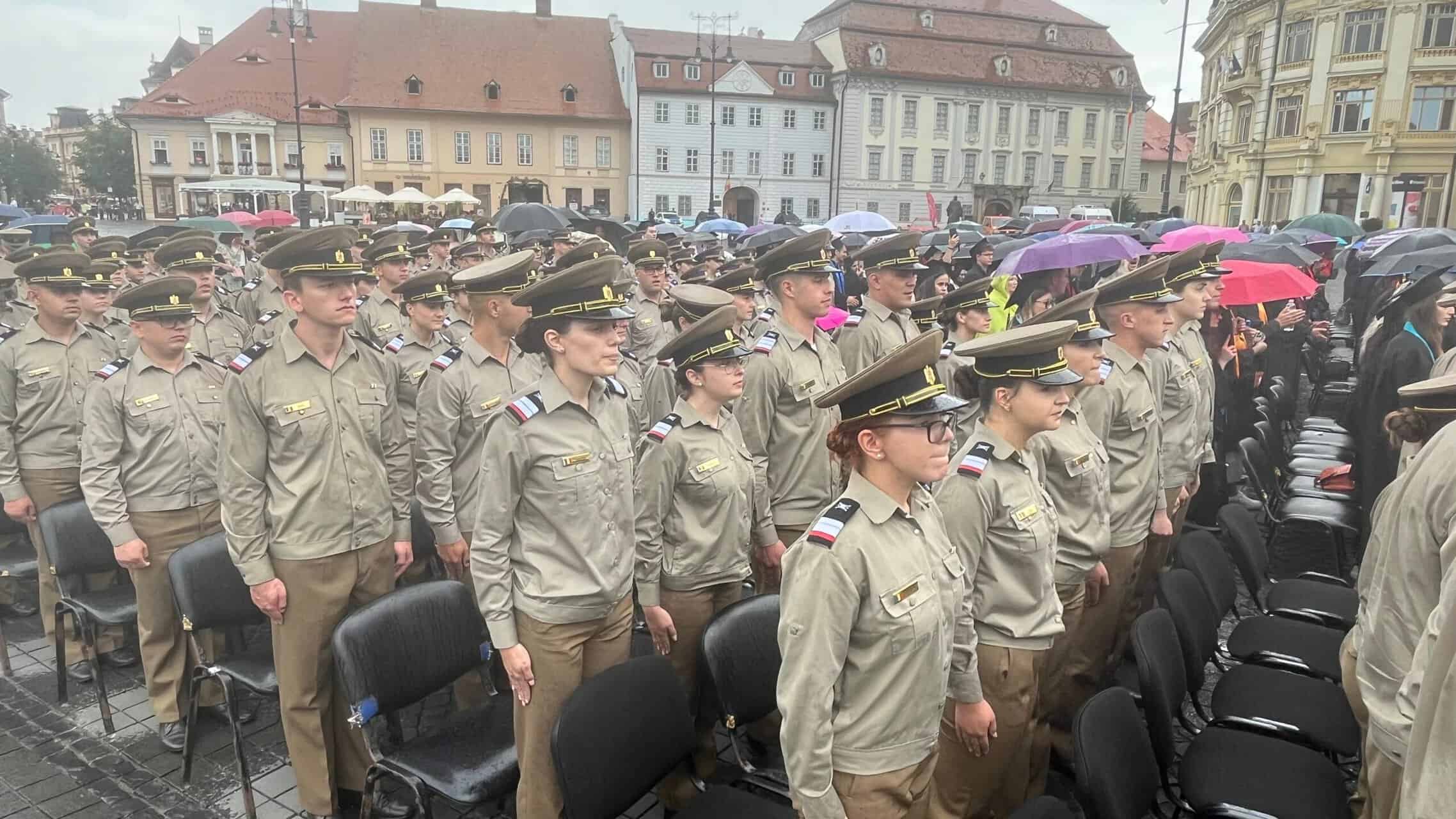 festivitate de absolvire în ploaie pentru promoția 2024 de studenți ai sibiului, însă nimeni nu a abdicat (video foto)