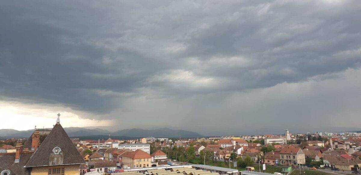 cod portocaliu de vijelii și ploi torențiale în 17 localități din județul sibiu