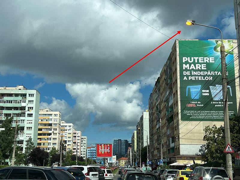 rețeaua de iluminat public de pe bulevardul mihai viteazu, rămasă aprinsă până aproape de prânz