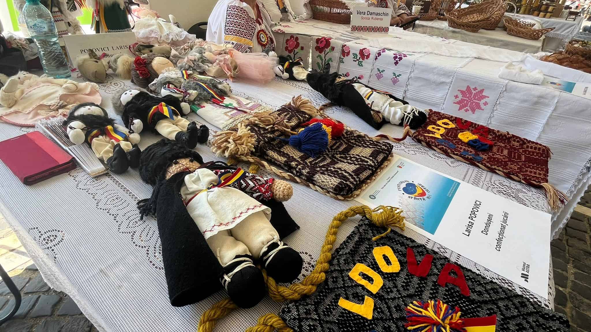 Weekend cu cântece, dansuri, târg de meșteșuguri și bunătăți de peste Prut. Moldovenii primiți cu căldură la Sibiu: “Bine am venit și bine v-am găsit ACASĂ”! (Video Foto) weekend cu cântece, dansuri, târg de meșteșuguri și bunătăți de peste prut. moldovenii primiți cu căldură la sibiu: “bine am venit și bine v-am găsit acasă”! (video foto)