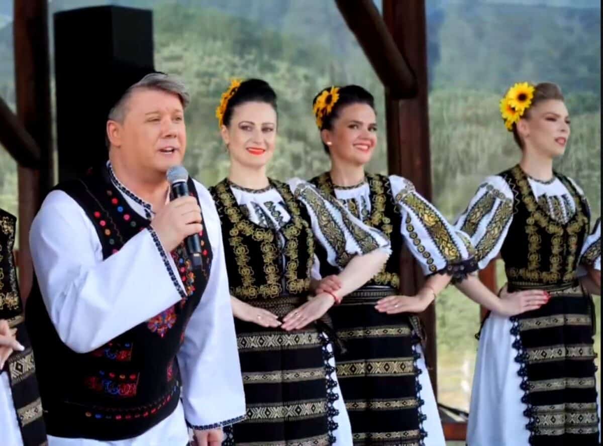 copiii din ansamblurile „bujorul de munte” şi junii sibiului, alături de fuego au făcut furori la festivalul din gura râului (galerie foto)