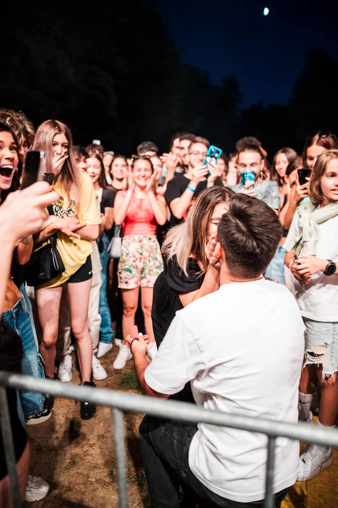 Moment emoționant duminică la Vinfest în Muzeul Astra. Cerere în căsătorie la concertul Andiei în fața a mii de spectatori (foto video) moment emoționant duminică la vinfest în muzeul astra. cerere în căsătorie la concertul andiei în fața a mii de spectatori (foto video)