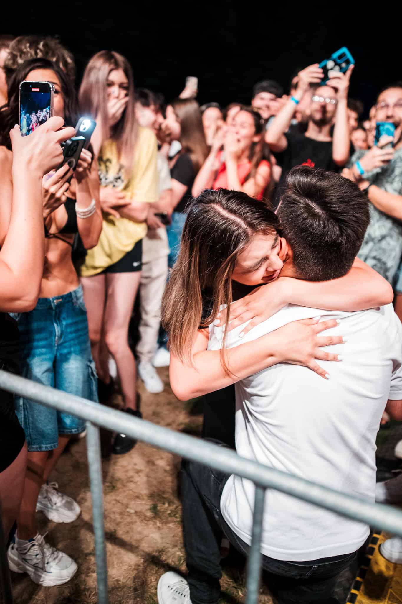 Moment emoționant duminică la Vinfest în Muzeul Astra. Cerere în căsătorie la concertul Andiei în fața a mii de spectatori (foto video) moment emoționant duminică la vinfest în muzeul astra. cerere în căsătorie la concertul andiei în fața a mii de spectatori (foto video)