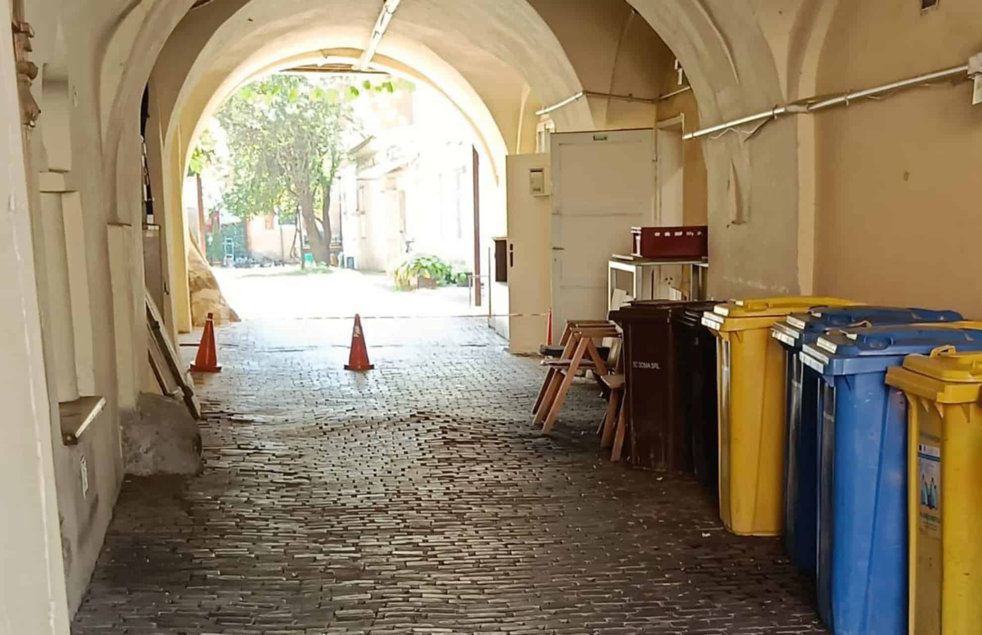 alertă într-o curte din piața mare din sibiu. echipele de intervenție verifică de ce s-a umflat pavajul (update)