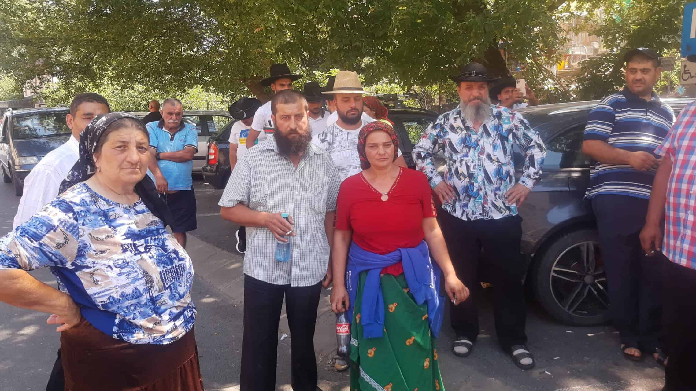 părinții tânărului ucis la arpașu de jos își plâng copilul în fața morgii din sibiu: „l-au chinuit, l-au zdrobit în bătaie” (video)
