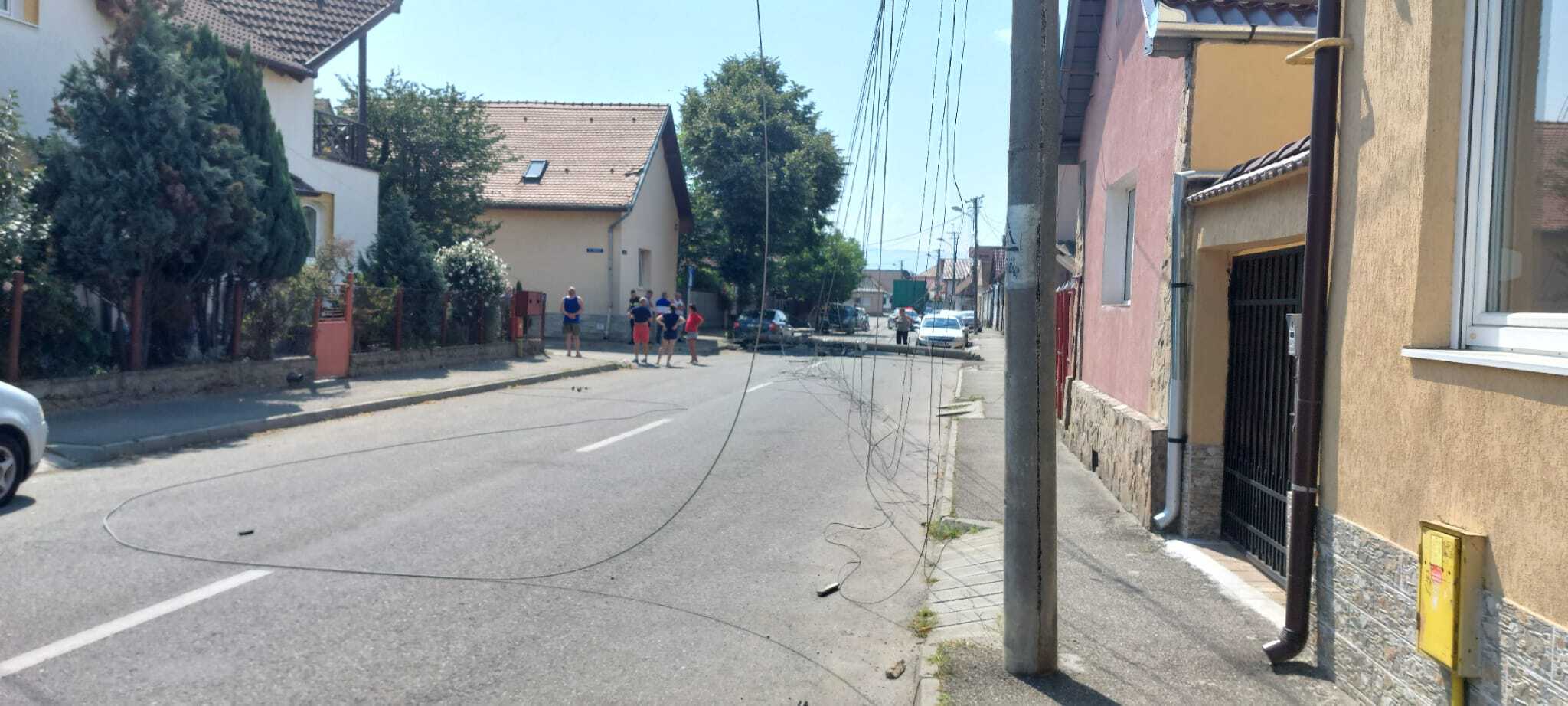 Doi stâlpi căzuți în cartierul Reșița, după ce o mașină de la Soma a agățat firele de curent (foto, video) doi stâlpi căzuți în cartierul reșița, după ce o mașină de la soma a agățat firele de curent (foto, video)