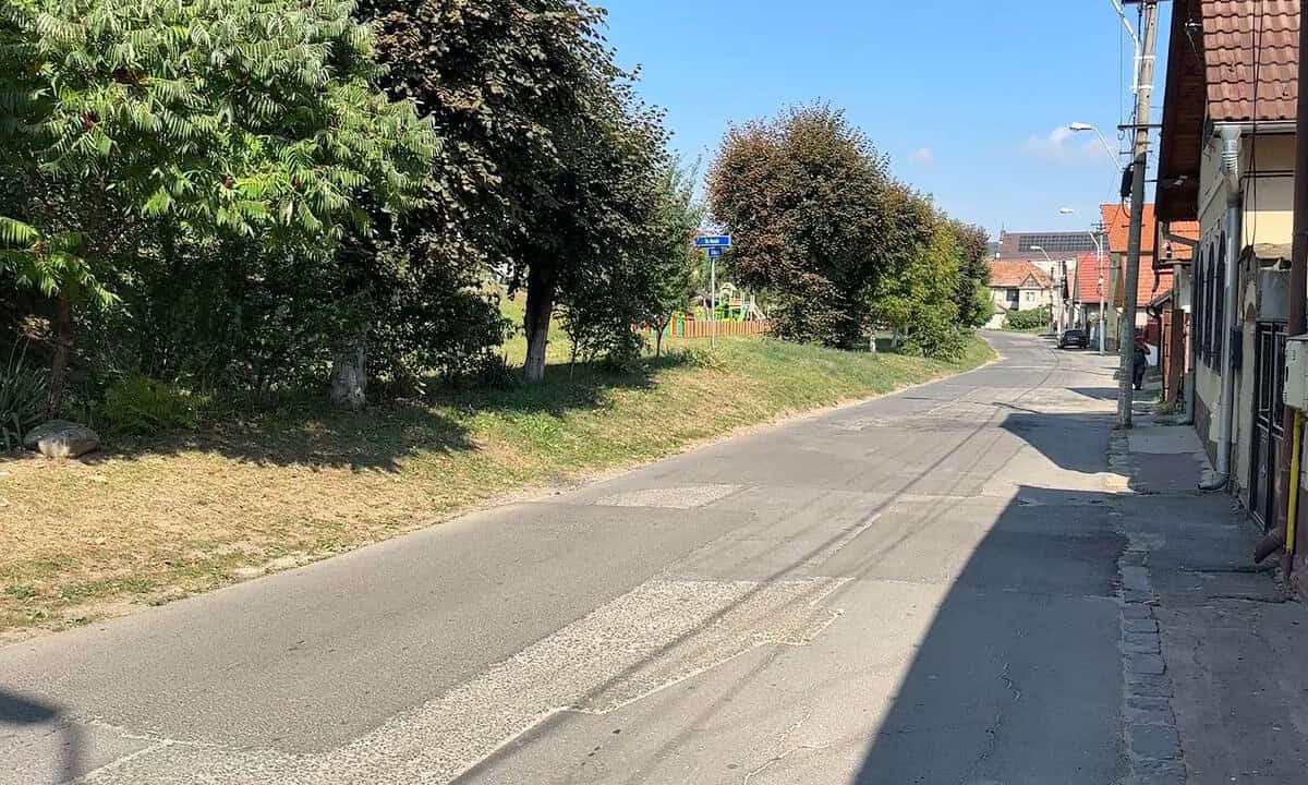 strada valea adâncă din municipiul mediaș va fi reabilitată. se vor face 24 de locuri de parcare (foto)
