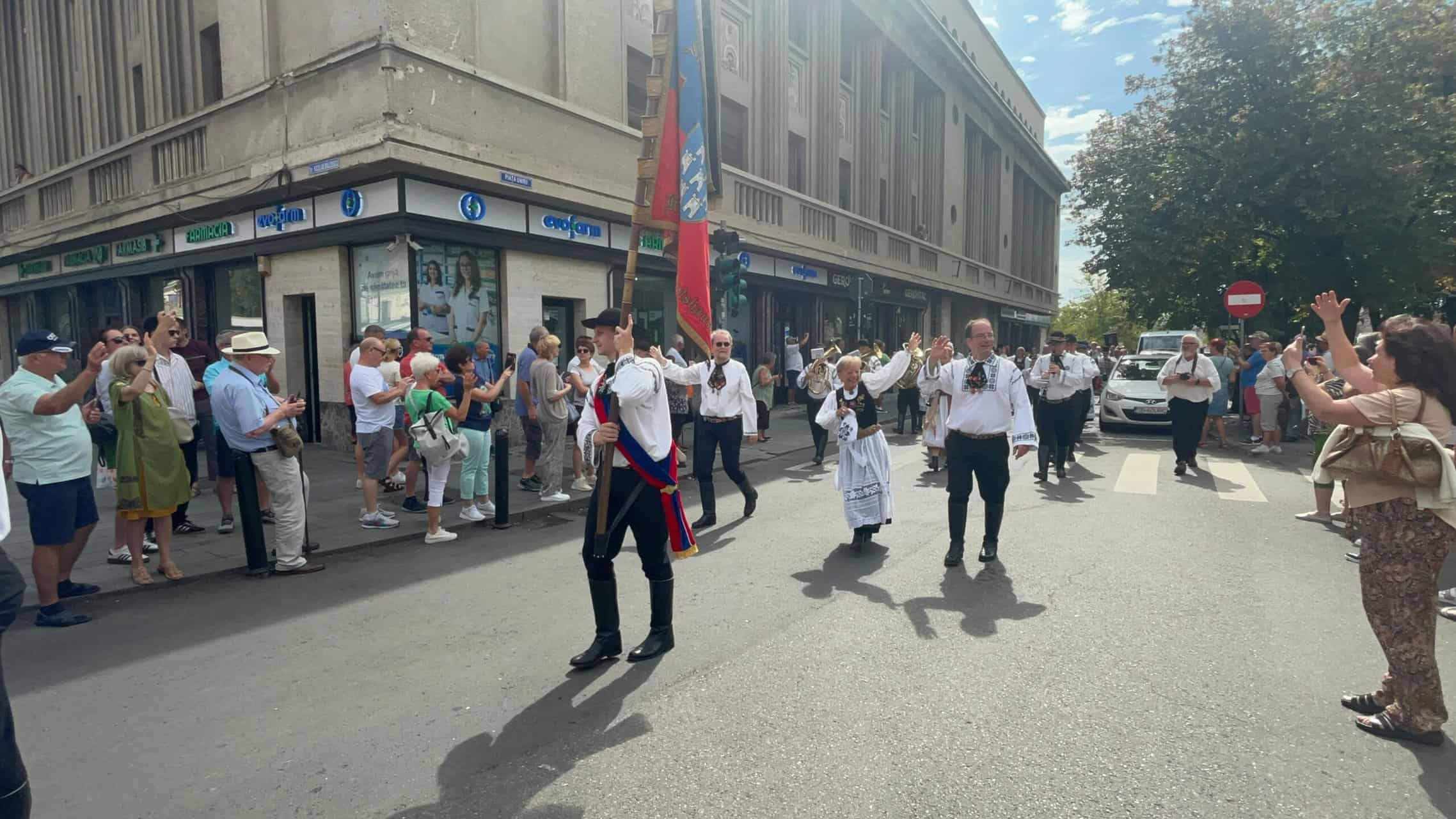 Iohannis, discurs emoționant în fața a mii de oameni la Întâlnirea Sașilor din centrul Sibiului: „Este în ADN-ul sașilor transilvăneni ca oriunde s-ar afla să nu-și uite pământul natal” (foto video) iohannis, discurs emoționant în fața a mii de oameni la întâlnirea sașilor din centrul sibiului: „este în adn-ul sașilor transilvăneni ca oriunde s-ar afla să nu-și uite pământul natal” (foto video)