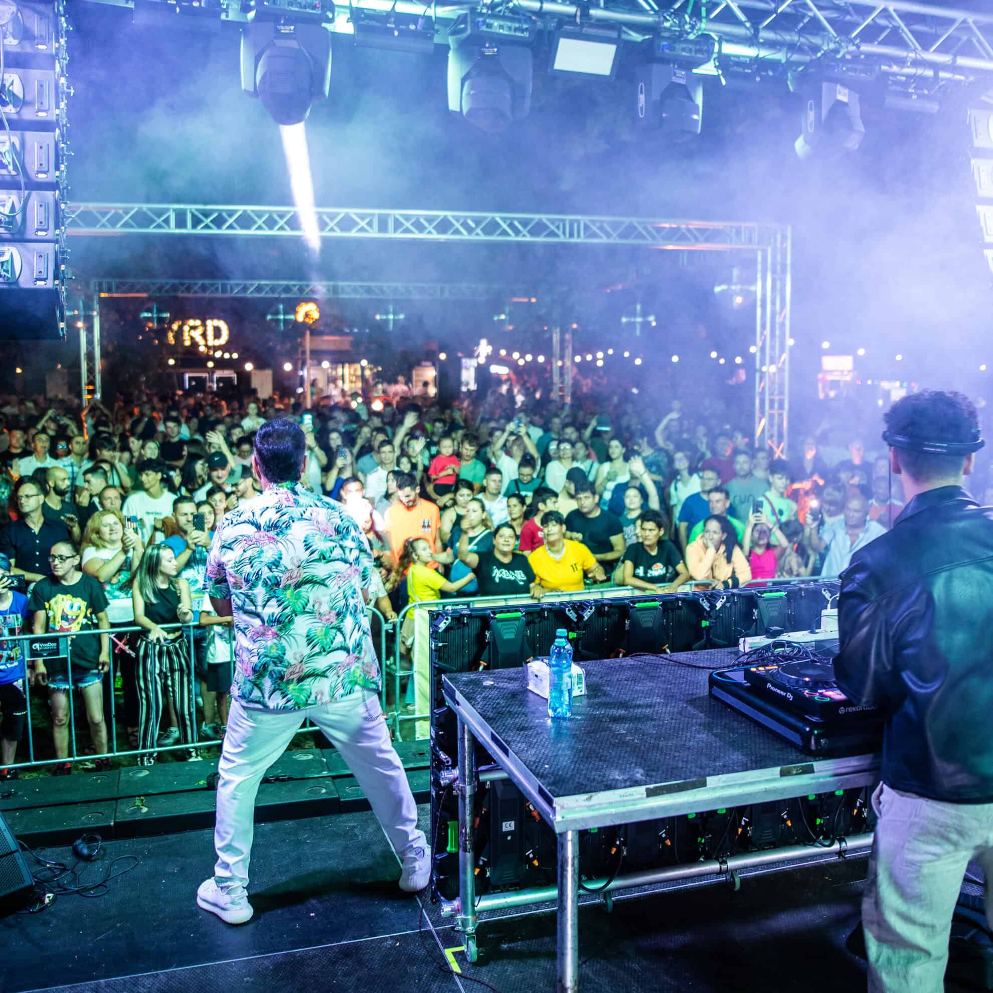 Show incendiar cu Akcent la Sibiul de Odinioară și peste 5.000 de spectatori în Parcul Tineretului. Vineri concertează L.A.! (foto) show incendiar cu akcent la sibiul de odinioară și peste 5.000 de spectatori în parcul tineretului. vineri concertează l.a.! (foto)