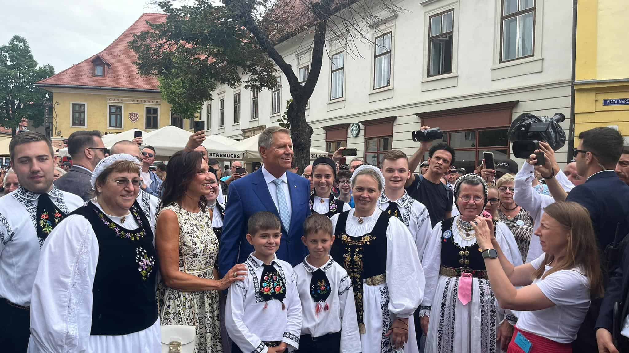 Iohannis, discurs emoționant în fața a mii de oameni la Întâlnirea Sașilor din centrul Sibiului: „Este în ADN-ul sașilor transilvăneni ca oriunde s-ar afla să nu-și uite pământul natal” (foto video) iohannis, discurs emoționant în fața a mii de oameni la întâlnirea sașilor din centrul sibiului: „este în adn-ul sașilor transilvăneni ca oriunde s-ar afla să nu-și uite pământul natal” (foto video)