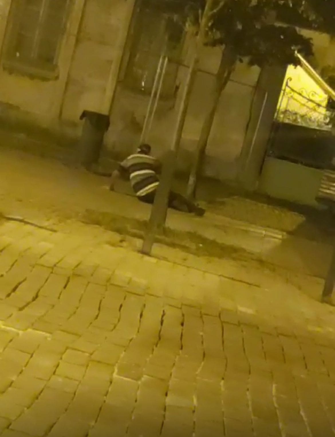 Gara din Sibiu colcăie de boschetari, prostituate și mai nou travestiți agresivi. Locuitorii din zonă sunt îngroziți (video) gara din sibiu colcăie de boschetari, prostituate și mai nou travestiți agresivi. locuitorii din zonă sunt îngroziți (video)