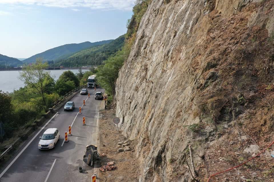 încep lucrările de montare a plaselor de protecție pe versanții de pe valea oltului (foto)