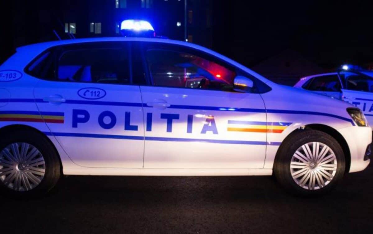polițist bătut de 2 localnici la veștem. agentul era în misiune