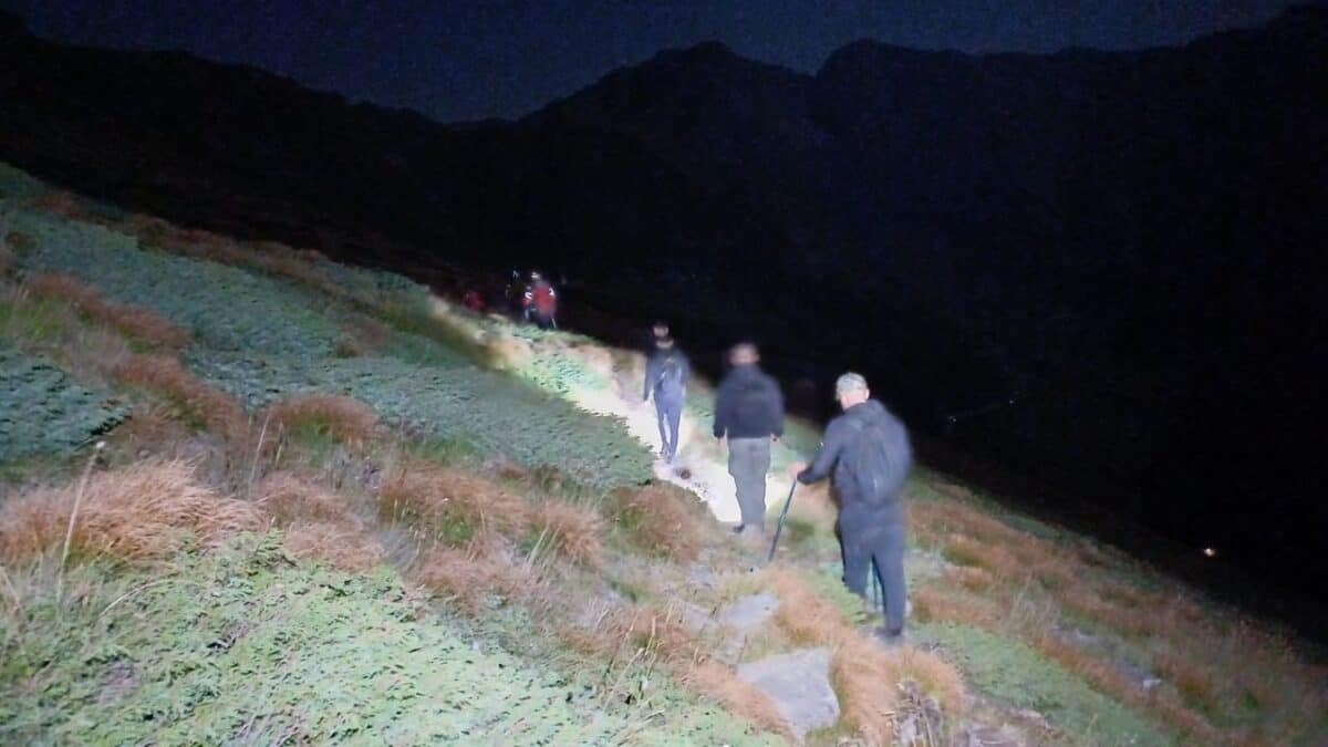 trei tineri, epuizați după ce s-au rătăcit în munții făgăraș, salvați de salvamontiști