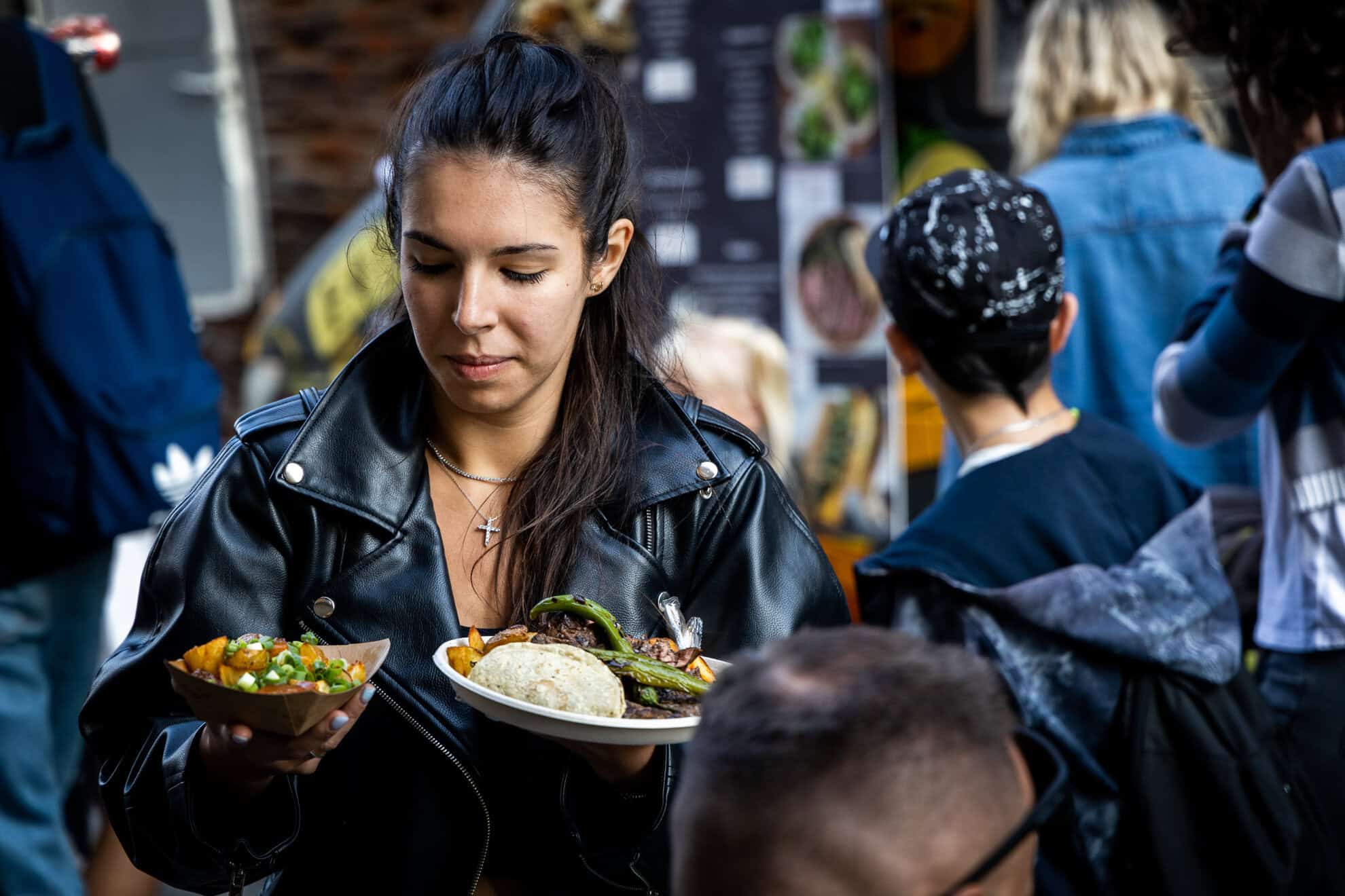începe cel mai cunoscut street food festival din sibiu.  zeci de food truck-uri ”parchează” la foodie, pe cea mai frumoasă stradă din oraș
