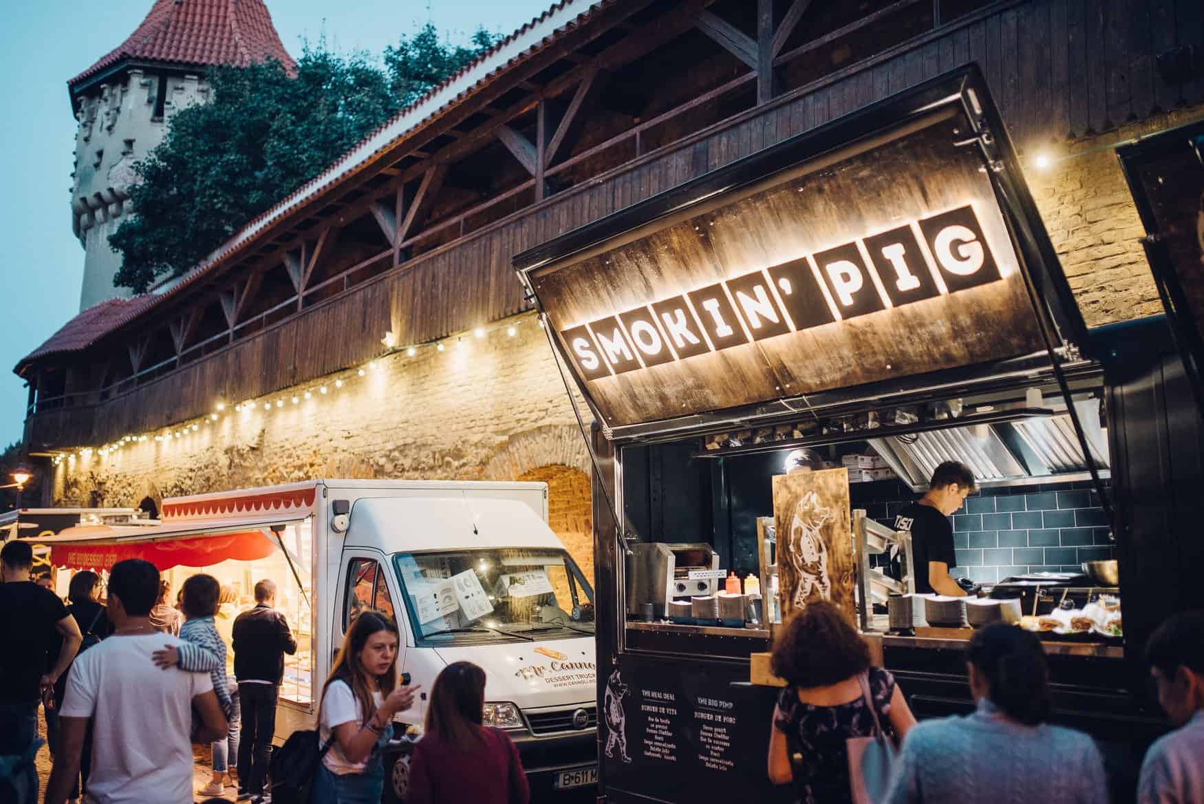 începe cel mai cunoscut street food festival din sibiu.  zeci de food truck-uri ”parchează” la foodie, pe cea mai frumoasă stradă din oraș