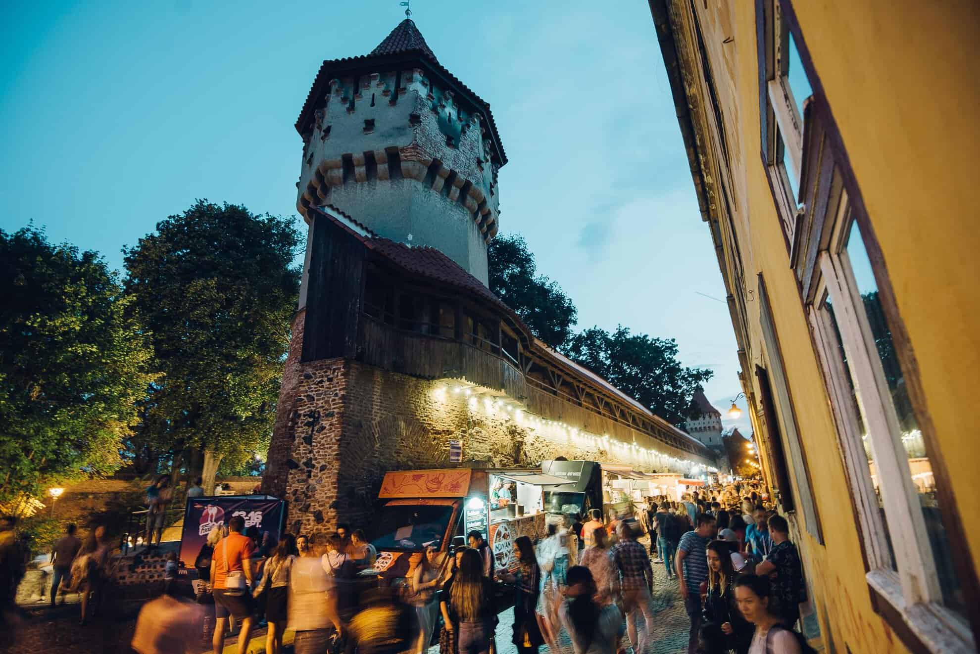 răsfăț culinar la cel mai popular street food festival din sibiu.  zeci de food truck-uri vă dau întâlnire la foodie, pe cea mai frumoasă stradă din oraș