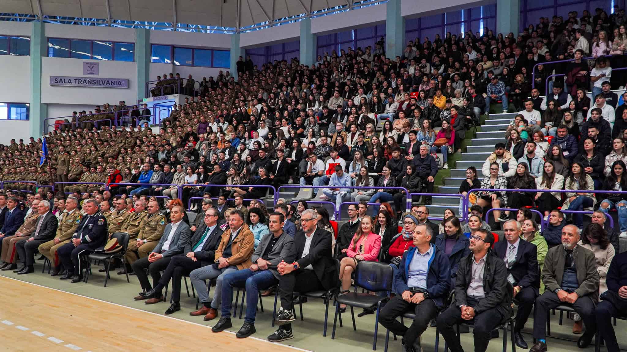 Mii de studenți la deschiderea anului universitar la Sibiu. Bobocii, cei mai emoționați: „Sper să îmi clădesc un viitor aici” (foto, video) mii de studenți la deschiderea anului universitar la sibiu. bobocii, cei mai emoționați: „sper să îmi clădesc un viitor aici” (foto, video)