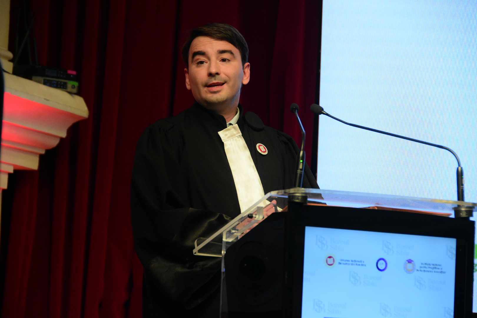 Zeci de magistrați și avocați la simpozionul dedicat celebrării a 150 de ani de avocatură la Sibiu. Decanul Alexandru Suciu: „ Astăzi ne onorăm istoria” (foto, video) zeci de magistrați și avocați la simpozionul dedicat celebrării a 150 de ani de avocatură la sibiu. decanul alexandru suciu: „ astăzi ne onorăm istoria” (foto, video)