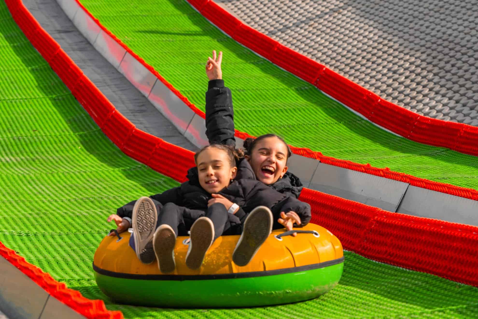 Brambura-Park, destinația perfectă pentru distracție și aventură. Patinoar, seri de colinde live și întâlniri cu Moș Crăciun pe Valea Avrigului brambura-park, destinația perfectă pentru distracție și aventură. patinoar, seri de colinde live și întâlniri cu moș crăciun pe valea avrigului