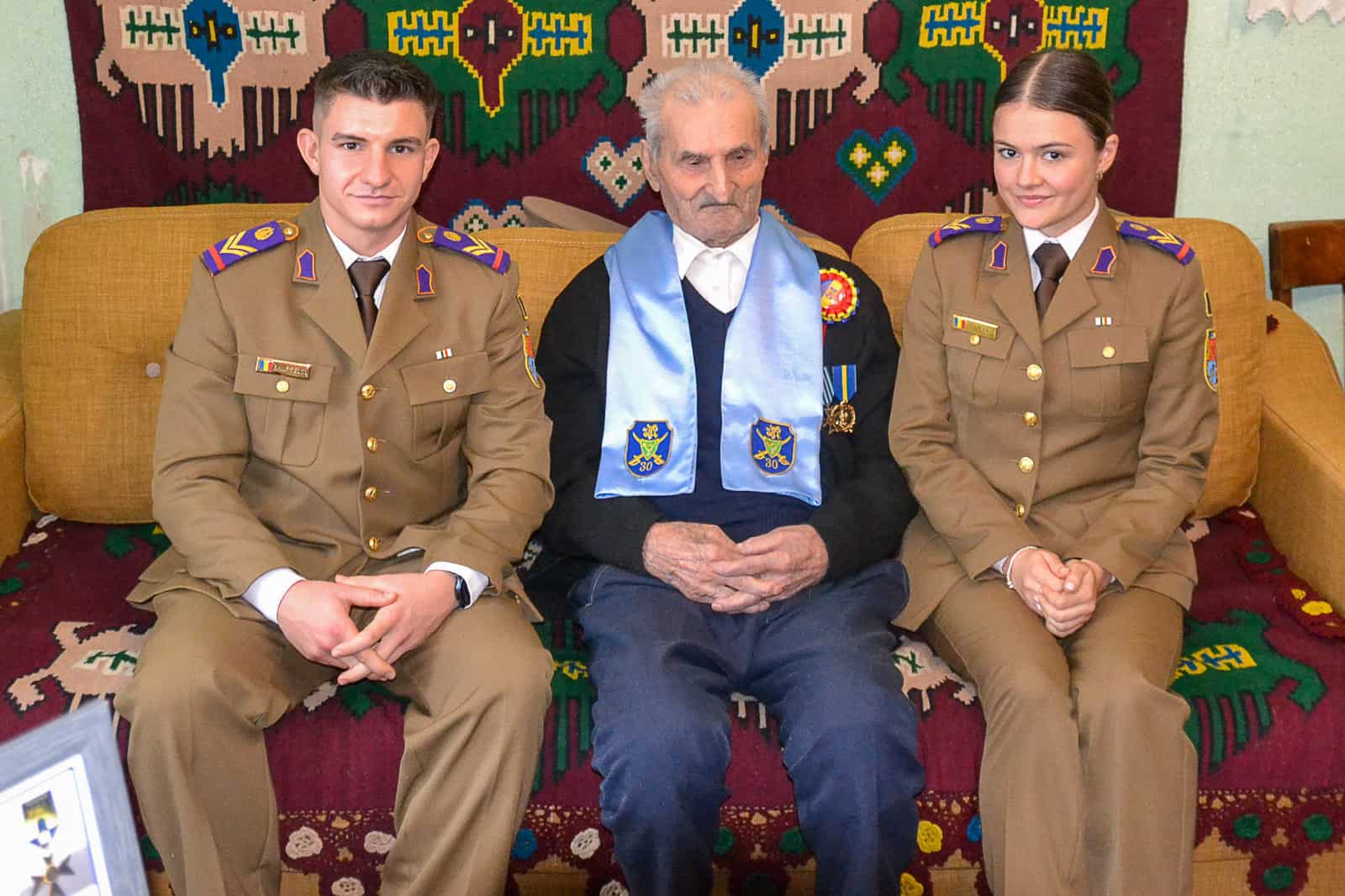 patru generații de luptători din sibiu l-au sărbătorit pe maiorul irod moisă la împlinirea vârstei de 102 ani (foto)