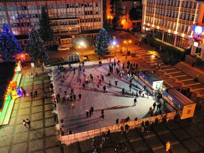 târg de crăciun și patinoar în centrul municipiului mediaș. în deschidere va cânta bibi (video)