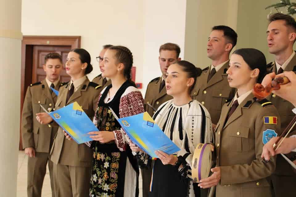 elevii militari au adus bucurie în sufletele bunicilor de la căminul de pe coșbuc. au oferit și daruri copiilor de la ”prichindelul” (foto)