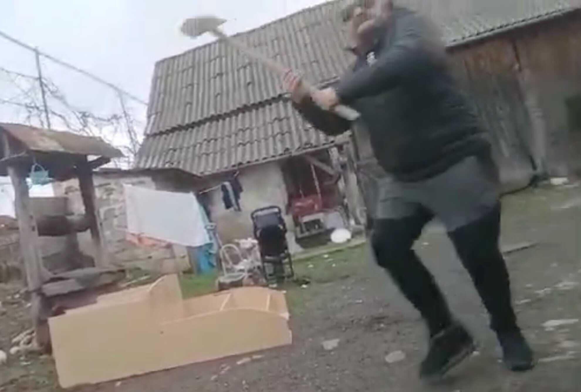 Șofer de Bolt lovit cu o lopată de un client care n-a vrut să îi plătească cursa. „De trei ani ne terorizează” (video) șofer de bolt lovit cu o lopată de un client care n-a vrut să îi plătească cursa. „de trei ani ne terorizează” (video)