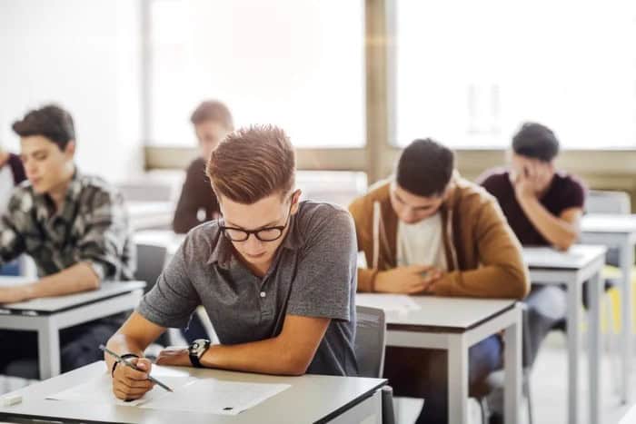 simulare evaluarea națională sibiu: patru note de 10 la matematică, iar la română în 17 școli notele au fost sub 5