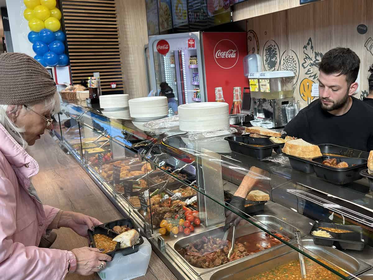 fasole cu cârnați, gratis pentru clienții de la papa’s. oamenii s-au bucurat de ofertă (video foto)