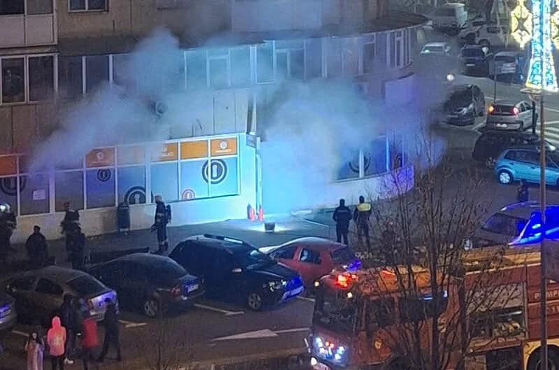 zeci de locatari evacuați de urgență dintr-un bloc în râmnicu vâlcea din cauza unui incendiu