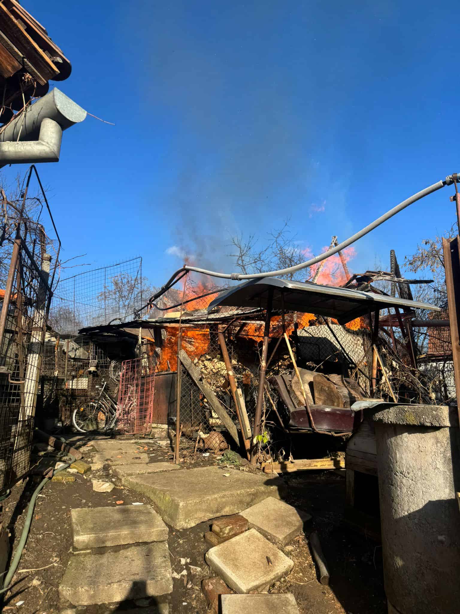 incendiu într-o gospodărie din șura mare. pompierii au salvat 20 de găini (foto)